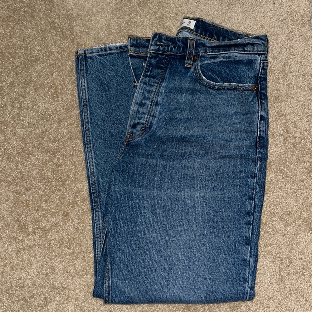 Lightly worn A&F high rise dad jeans. Short length.